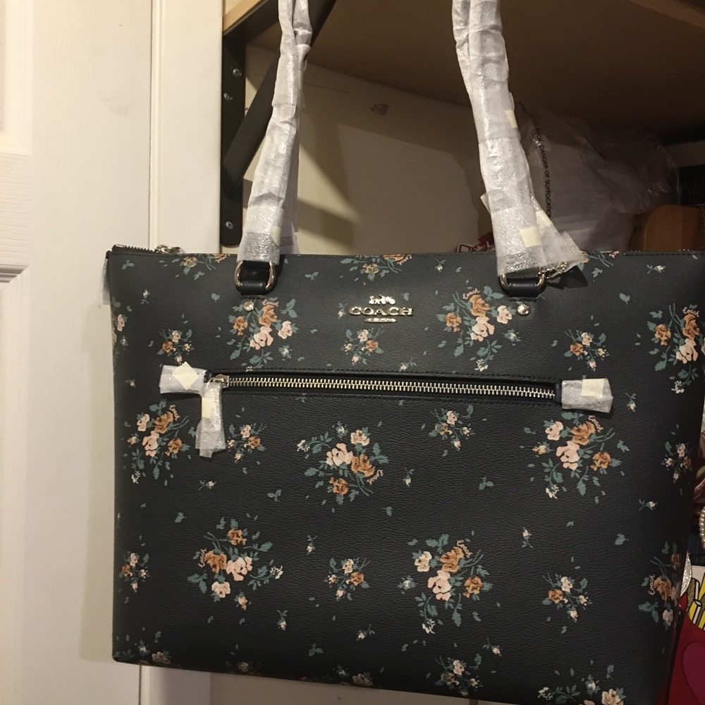 🆕Coach Gallery tote with Rose bouquet 💐 print
